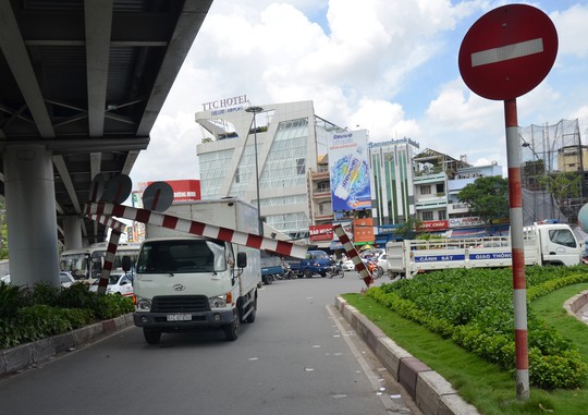 
Chiếc xe tải kéo gãy thanh giới hạn chiều cao dưới cầu vượt Lăng Cha Cả
