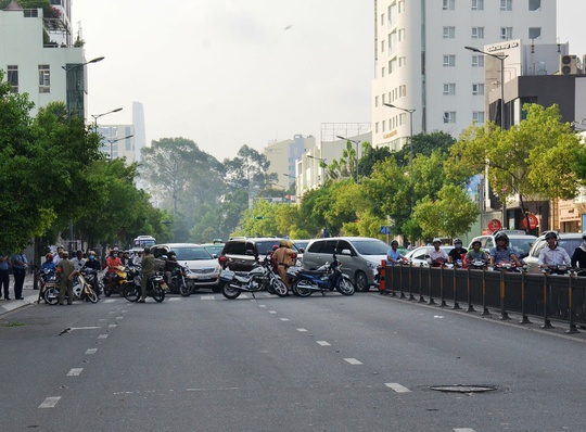 Lực lượng chức năng phải phong tỏa hiện trường để xử lý sự cố