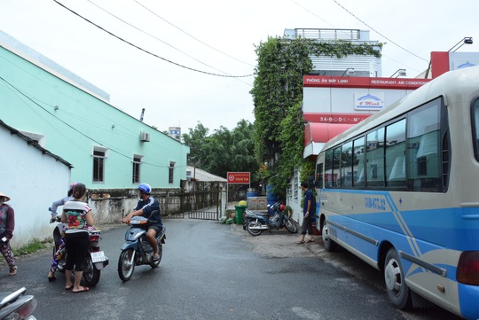 Đường dẫn vào khu nhà trọ - nơi em Khánh tử vong do cây ngã đè - đã bị phong tỏa để cơ quan chức năng điều tra làm rõ nguyên nhân