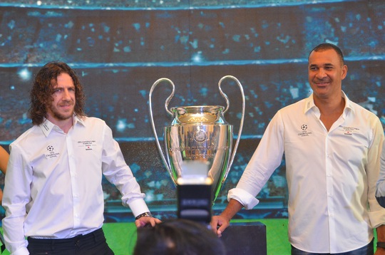 Hai danh thủ Ruud Gullit và Carles Puyol mang chiếc cúp UEFA Champions League đến Việt Nam