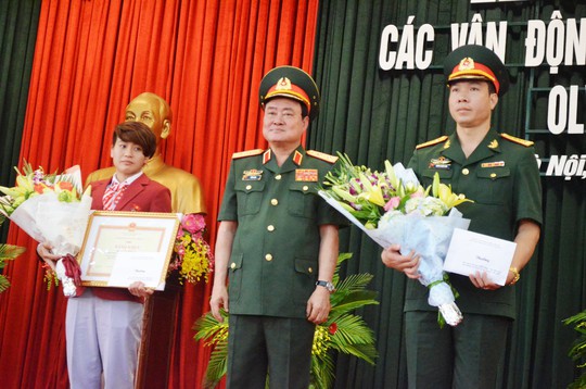 
Trung tướng Trần Đơn trao thưởng cho Đại tá Hoàng Xuân Vinh và võ sĩ Judo Văn Ngọc Tú
