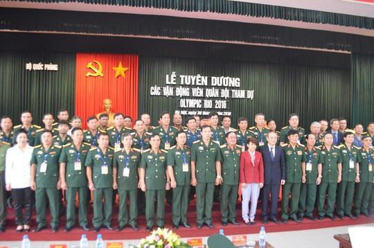 
Các VĐV quân đội chụp ảnh lưu niệm với lãnh đạo Bộ Quốc phòng và Tổng cục Thể thao

