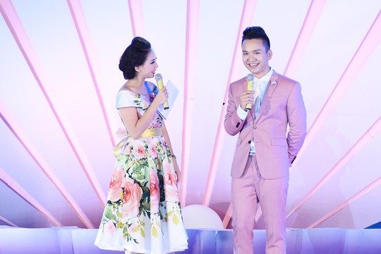 
MC Hạnh Phúc kịp thời hỗ trợ cho tân Hoa hậu khi chia sẻ đứng trên sân khấu lớn thì không khỏi bối rối
