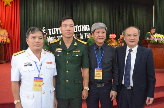
Đại tá Hoàng Xuân Vinh chụp ảnh với các đại biểu và đồng đội
