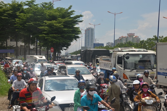 
Một làn đường lên cầu Sài Gòn bị phong tỏa gây ra tình trạng kẹt xe kéo dài.
