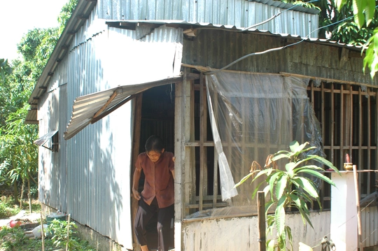 
Căn nhà bà Gỏi có nguy cơ bị thiêu rụi bất cứ lúc nào nếu như không phát hiện và dập lửa kịp thời vì khí “lạ” thường xuyên xuất hiện.
