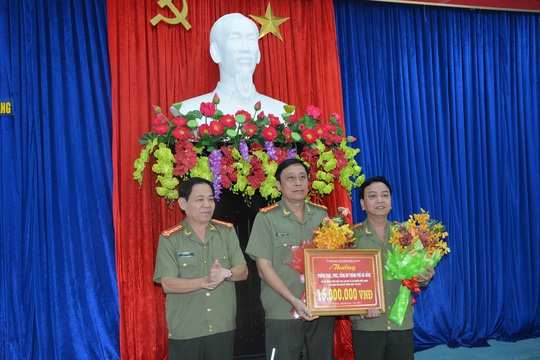 
Lãnh đạo Công an TP Đà Nẵng trao thưởng của UBND TP cho đại diện 2 phòng PA81 và PA92
