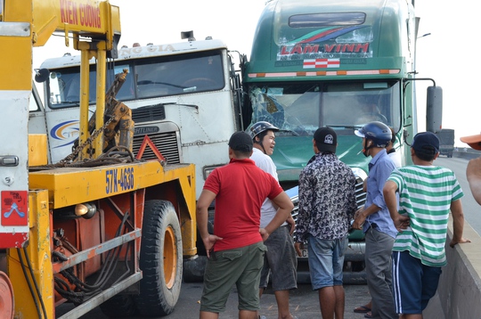 Lực lượng cứu hộ đang giải cứu hai xe container gặp nạn.