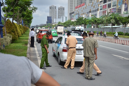 
Hiện trường vụ taxi chở du khách nước ngoài bị tai nạn. (Ảnh: M.H)
