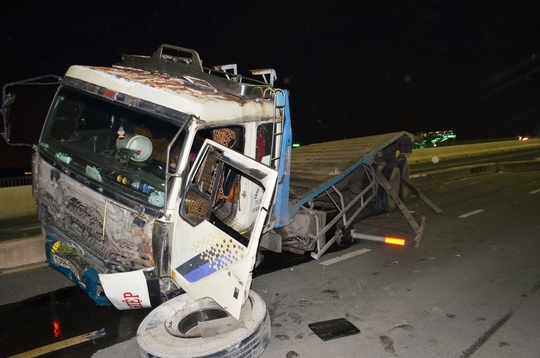 
Chiếc xe container bị hư hỏng nặng sau vụ tai nạn
