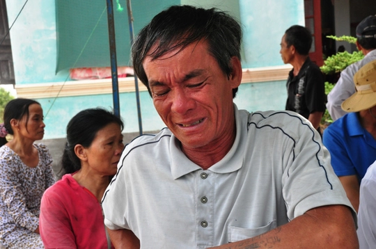 
Ông Võ Thế Hà (chồng nạn nhân Lê Thị Thanh Doanh) đau đớn khi cùng lúc mất đi người vợ tảo tần cùng người em gái ruột trong vụ tai nạn. Ảnh: T.Trực
