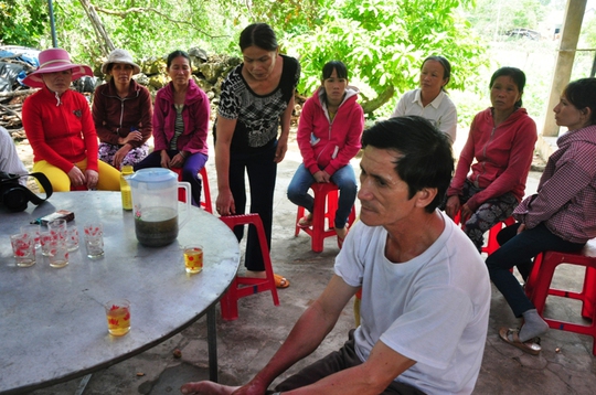 Người thân, hàng xóm đến chia sẻ nỗi đau mất mát với gia đình nạn nhân Võ Thị Xuân. Ảnh: T.Trực