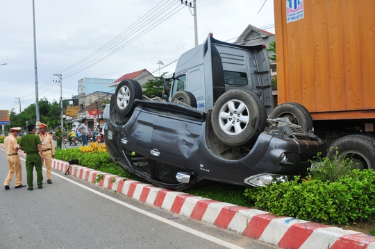 Vụ tai nạn khiến ô tô 7 chỗ bị hư hỏng nặng, 6 người ngồi trên xe bị thương