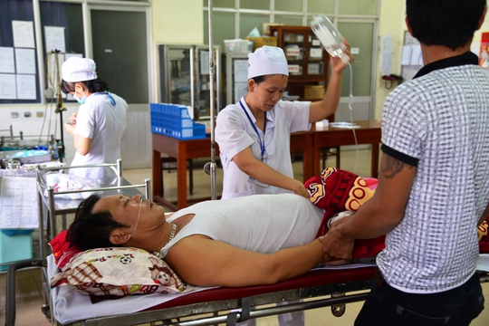 Nạn nhân Trần Văn D. đang được cấp cứu tại Bệnh viện đa khoa Quảng Ngãi do ăn cá nóc