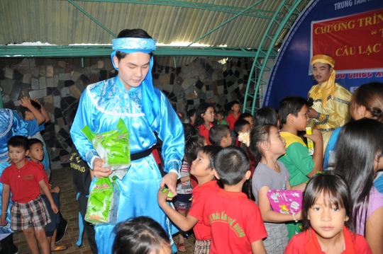 
Diễn viên điện ảnh Lê Mạnh Phương trao tặng bánh cho trẻ em mồ côi ở Trung tâm Nhân đạo Quê Hương
