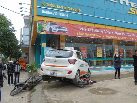 
Taxi cưỡi lên xe máy.
