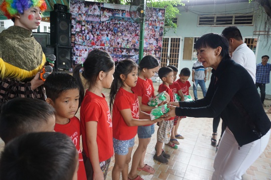 
Ca sĩ Lệ Thu Nguyễn trao tặng quà 1-6 cho trẻ em mồ côi
