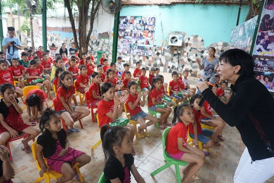 
Ca sĩ Lệ Thu (Nguyễn) cùng hát với trẻ em mồ côi
