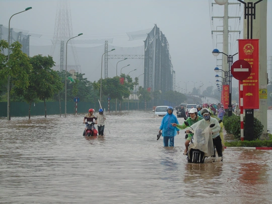 
Với lượng mưa 113mm trong nhiều giờ qua, khu vực phường Mễ Trì, quận Nam Từ Liêm đã biến thành sông, đi lại rất khó khăn
