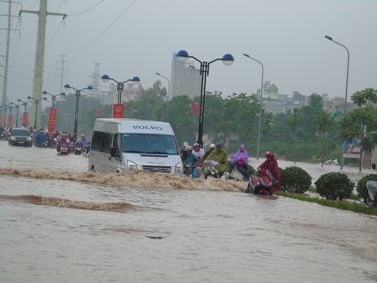 
Tuyến đường gần cầu vượt Phú Đô-nối từ đường Đại lộ Thăng Long sang khu vực phường Mễ Trì, quận Nam Từ Liêm, đã biến thành sông trong sáng nay-ảnh: Văn Duẩn.
