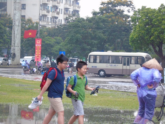
Nhiều học sinh đã phải rời khỏi xe của bố mẹ để đi bộ đến trường cho kịp giờ học.
