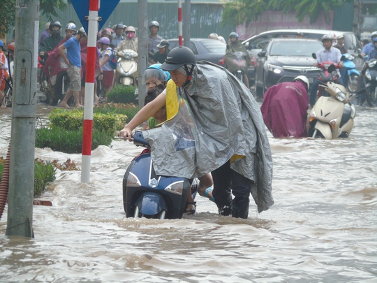 
Vất vả đưa con đến trường
