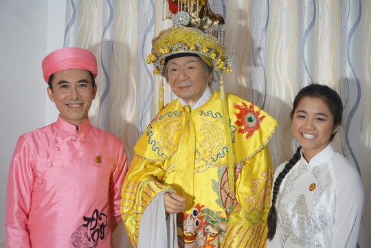 NS - Bác sĩ Hồng Việt Hải và nghệ sĩ đàn tranh nhí Minh Thi bên cạnh bức tượng NSND Đinh Bằng Phi
