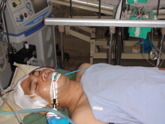 Nạn nhân Nguyễn Lê Hoàng Đăng đang được điều trị tại bệnh viện