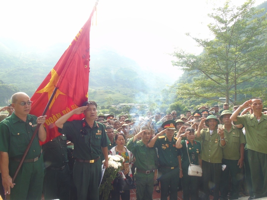 
Họ đã thành kính làm lễ trước anh linh các đồng đội ở Đài tưởng niệm Thanh Thủy
