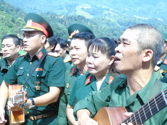 
Nhạc sĩ Trương Quý Hải (bìa phải), cựu binh Sư đoàn 356, cùng các đồng đội hát vang bài hát Về đây đồng đội ơi do anh sáng tác với sự day dứt và tiếc thương không nguôi để nhớ về những đồng đội đã ngã xuống và thân xác vẫn đang còn nằm lại chiến trường
