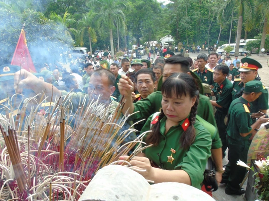 
Nhiều đồng đội của các cựu binh, đã bật khóc khi trở lại chiến trường, trở lại Nghĩa trang liệt sĩ Vị Xuyên, thắp hương tưởng nhớ và tri ân đồng đội - Ảnh: Văn Duẩn
