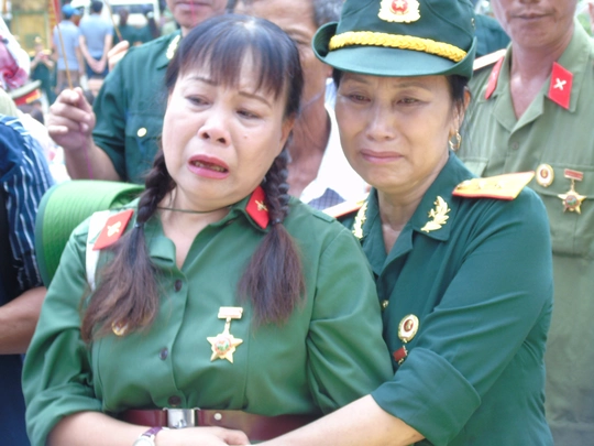 
Những giọt nước mắt của những nữ cựu binh đã tràn bên khoé mắt
