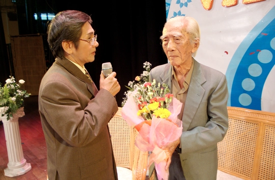 NSƯT Phương Quang trong ngày mừng thọ NSND Viễn Châu 89 tuổi tại Nhà hát TP