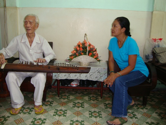 
NS Tú Trinh nghe SG Viễn Châu đàn tranh khi bà đến thăm ông ngày 19-5-2012
