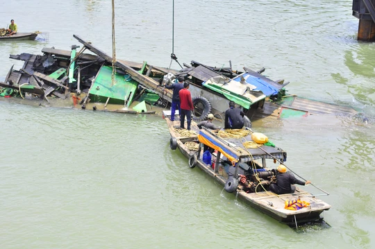 
Công tác giải tỏa hiện trường, điều tra vụ việc được triển khai lập tức, chiếc tàu kéo và các trụ cầu vỡ nát được vớt lên
