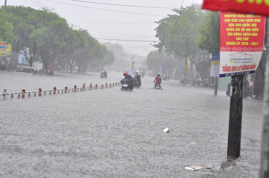 Phố biến thành sông