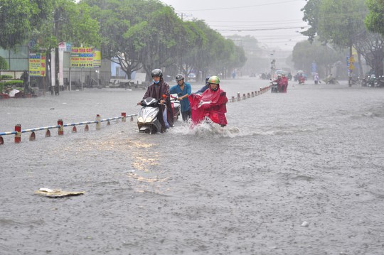 
Nhiều người vật vã chiều 16-5 khi đường thành sông ở TP Biên Hòa
