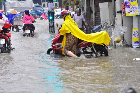 Một phụ nữ vất vả trong vùng ngập sâu và xoáy