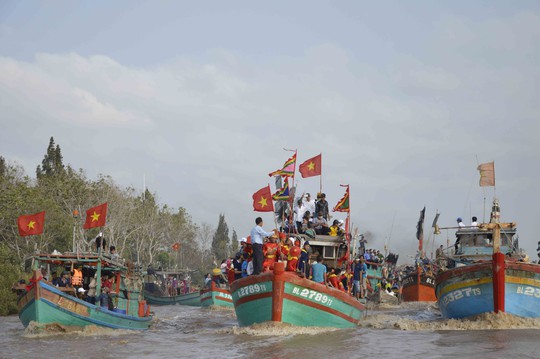 
Hàng trăm tàu đánh cá rước Ông từ biển vào đất liền
