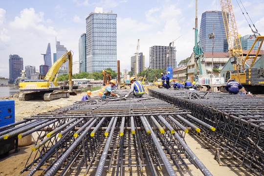 Các hạng mục khác tại ga Ba Son đang được những người công nhân thực hiện. Lõi thép chắc chắn tạo độ bền, tuổi thọ cao cho công trình.