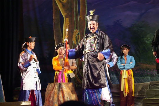 NSƯT Hùng Minh trong vai Mã Tắc (vở Tiếng trống Mê Linh) trên Sân khấu vàng