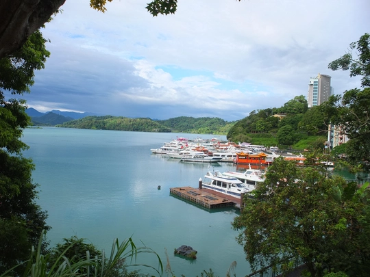 Nhật Nguyệt Đàm trong lành