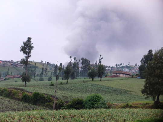 
Núi lửa Bromo ầm ừ nhả khói
