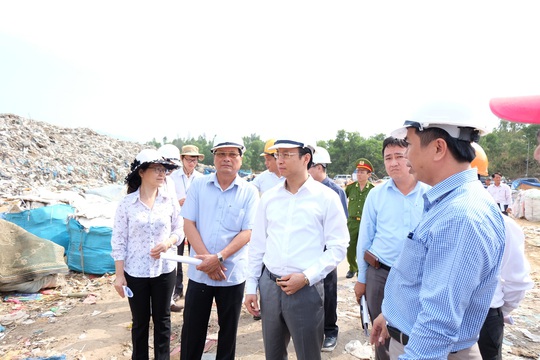 
Ông Nguyễn Xuân Anh thị sát tại bãi rác Khánh Sơn
