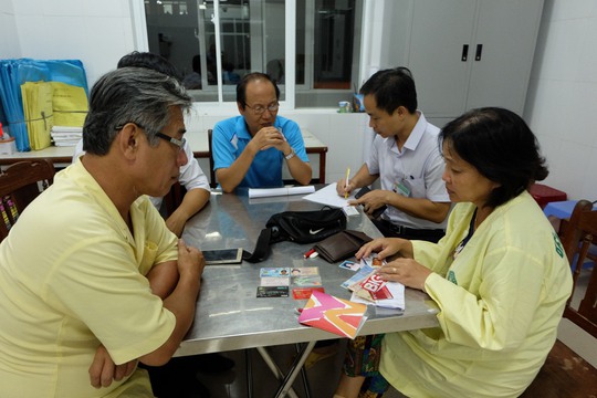 Đại diện hãng taxi Tiên Sa (bên trái, hàng đầu) và lãnh đạo Sở Du lịch TP Đà Nẵng trả lại tài sản cho bà DING SWEE YOKE (bên phải, hàng đầu),