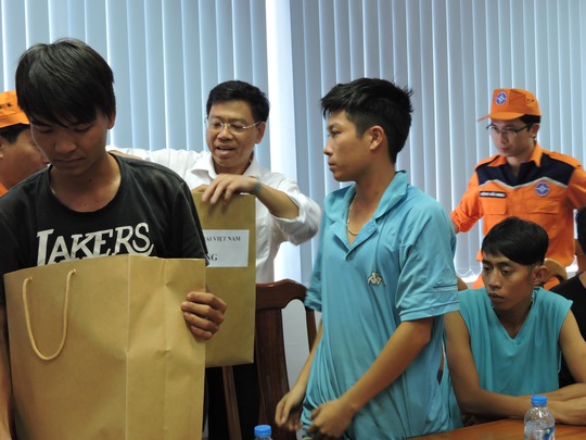 
Ông Nguyễn Xuân Sang (áo trắng) tặng quà động viên 9 thuyền viên thoát nạn trở về an toàn
