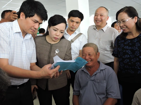 
Bộ trưởng Bộ Y tế hỏi thăm người bệnh tại Trung tâm y tế huyện Long Điền
