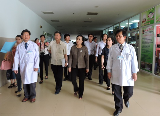 
Bộ trưởng cùng đoàn công tác thăm khu khám bệnh của Bệnh viện Bà Rịa
