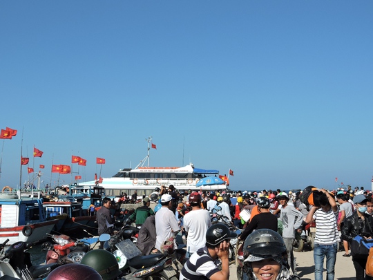 Hàng ngàn khách du lịch chật vật rời đảo Lý Sơn 