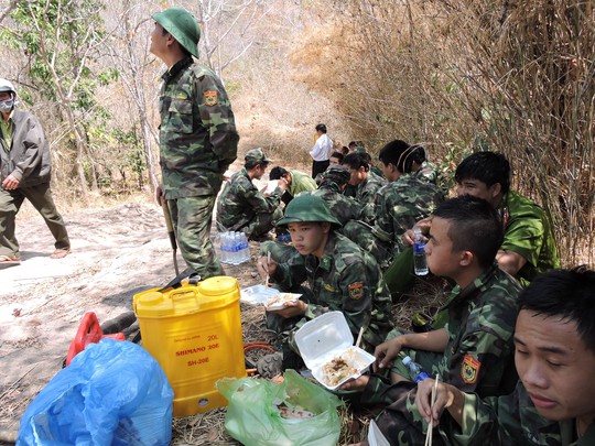 
Mặc dù lửa đã được khống chế nhưng nhiều chiến sĩ vẫn thay nhau ăn cơm và túc trực đề phòng
